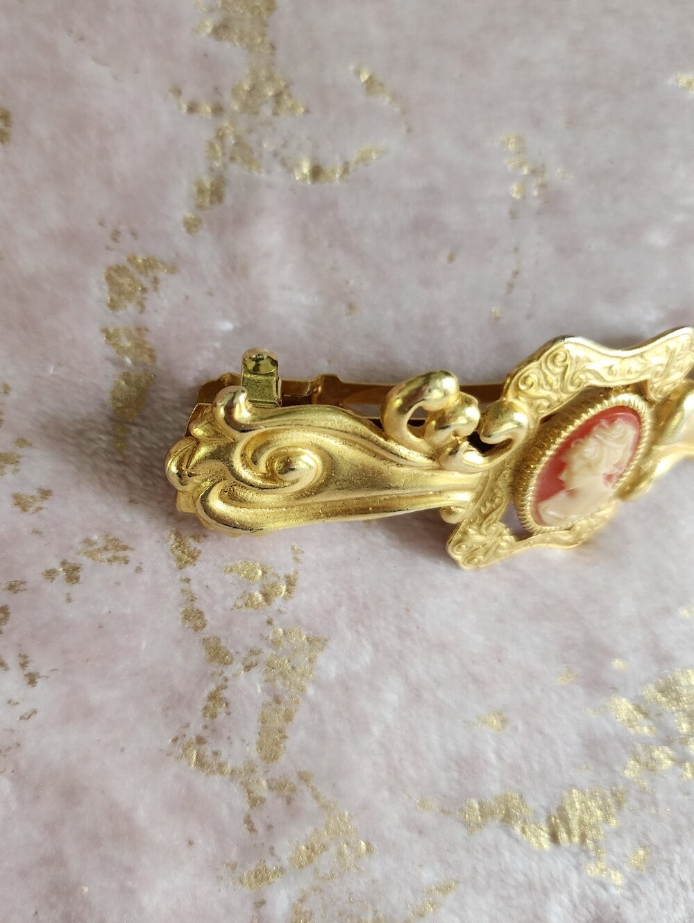HAIR CLIP | Cameo Goldtone Hair Clip - Picture 4 of 17